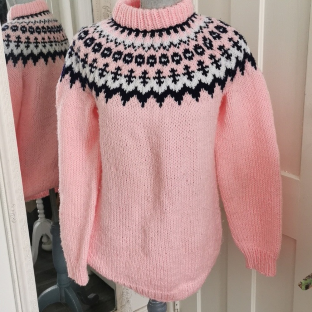 Beautiful pink/navy fairisle cozycore handmade knitted sweater. Size M